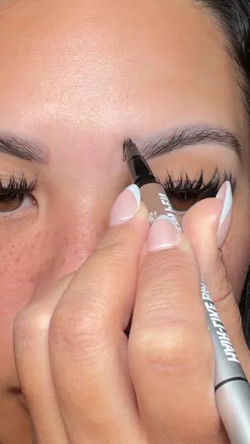 #makeuptutorial #eyebrows #eyebrowtutorial #eyebrowshaping #eyebrowsonfleek 