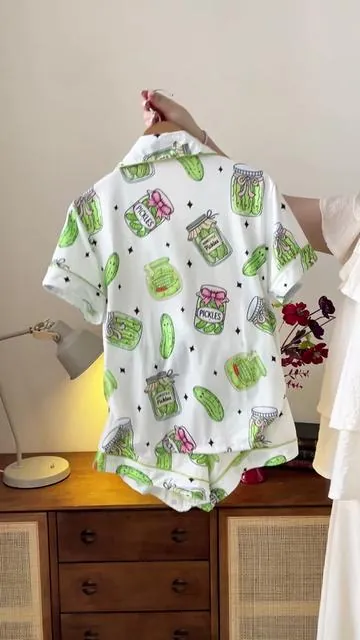¡Llegaron los pijamas de pepinillos lindos y originales! Están llenos de dibujos de frascos de encurtidos, ese verde fresco es muy reconfortante a la vista ✨#PicklePajamas #UniqueLoungewear #CuteHomeOutfit #HandDrawnPrint #GreenAesthetic  