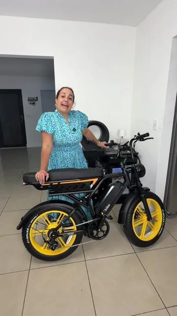 ¡Esta bicicleta eléctrica R9 está rompiendo esquemas! Con un motor de hasta 1500W pico, velocidades de hasta 28 MPH, opción de una o dos baterias y una autonomía impresionante de hasta 120 millas, es perfecta para moverte por la ciudad o disfrutar aventuras sin preocuparte por la carga. Ademas, sus neumáticos fat de 20"x4.0" suspensión delantera y capacidad para hasta 420 libras la convierten en una opción súper versátil para uno o dos pasajeros. ¿La usarías para ir al trabajo, pasear o como transporte diario? #SummerVibes #tiktokshopcreatorpicks #dealsforyoudays #ElectricBike #ebikelife 