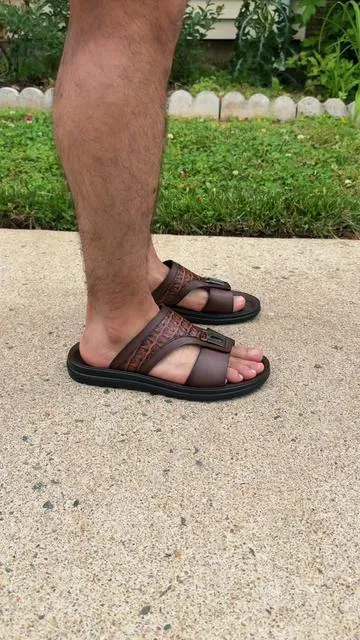 Estás son las sandalias que todo hombre necesita en verano porque se ven muy elegantes y son súper cómoda.  Elige tu color favorito desde el carrito naranja para obtenerlas a un súper precio + envío gratis.  🇺🇸  #sandaliasparahombre #sandalsformen #menssandals #sandalias #chanclas 