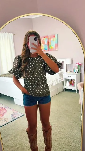 ✌️💚😇 i’m 5’5 wearing the small in this top!! #outfitinspo #polkadot 