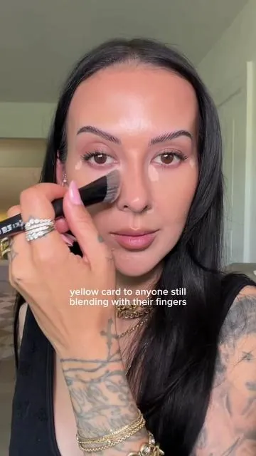 Subbing your fingers out & the N19 in 💅 @Nikki La Rose  — #makeupbrushes #concealerbrush #worldcup #worldcup2026 #fifa 