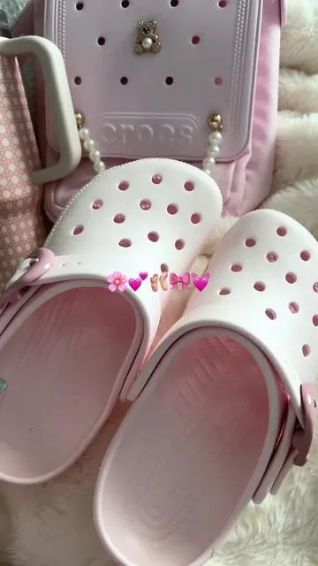 It’s PINK 💓💓 @Crocs  #pinkcrocs #crocs #pink #pinkgirl #dealsforyoudays 