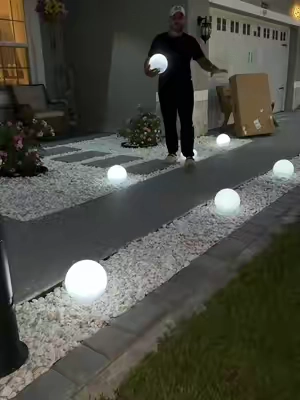 Lámpara solar decorativa para jardín con cambio de colores y diseño elegante que transforma cualquier espacio exterior. Ideal para patios, senderos, jardines y áreas al aire libre sin necesidad de cables. #DecoracionExterior #LucesSolares #TikTokShopFinds #dealsforyoudays #tiktokshopcreatorpicks 