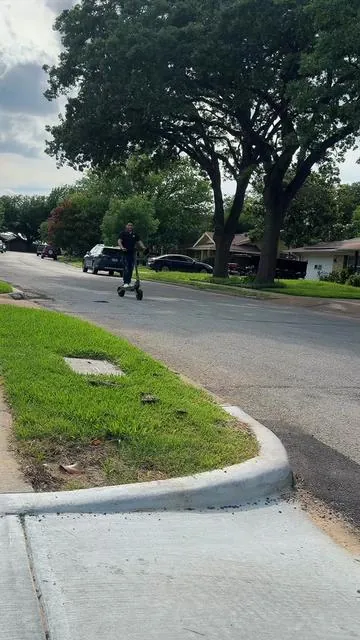 Patineta de alta potencia con Suspensión Reforzada y Neumáticos resistentes para Adultos #PatinetaElectrica #MovilidadUrbana #AdrenalinaSobreRuedas #PatinetaTodoTerreno #Scooter