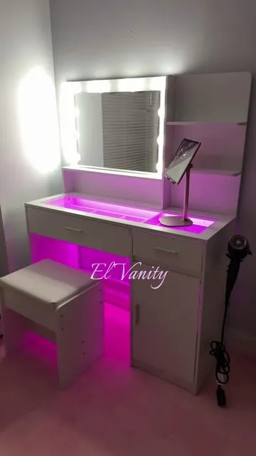 Luces LED de colores que puedes cambiar desde tu 📱, gran espacio de almacenamiento y enchufes integrados. #SummerVibes #dealsforyoudays   #MakeupVanity #vanity #tocadoresdemaquillaje @CollaredEagle 