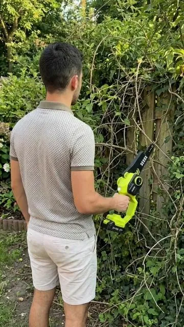 ¡Qué satisfacción limpiar el patio trasero! Me llevó menos de 15 minutos.#cordlesschainsaw #yardwork #diyproject #fathersdaygift #TikTokShopDealsforYouDays