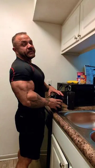 Harness the power of the CBUM formulated preworkout with Superior Energy, Pump, and Focus 400mg Caffeine, 6.4 grams of Beta Alanine Tingles, and the clinical hard hitting dose of 6g L-Citrulline along with a hard hitting stack of NO3, Taurine, PeakO2, and Alpha GPC.  #bodybuilding #gym 