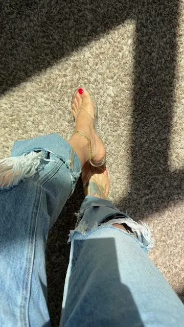 The sandals that go with literally EVERYTHING 🤍✨ Clear, chic, and the perfect finishing touch for every spring and summer outfit. From brunch dates to beach vacations, these jelly sandals are staying on repeat. 🌴☀️ #ClearSandals #JellySandals #SpringStyle #SummerStyle #dealsforyoudays 