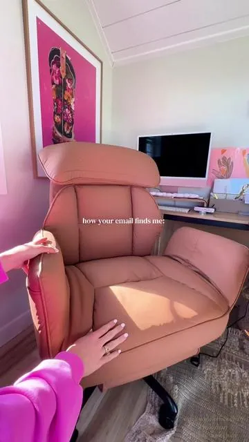 are you a criss cross girl or a leg rest girl? #officechair #deskchair #workfromhome #workingfromhome #desktour @Dowinx.Furniture 