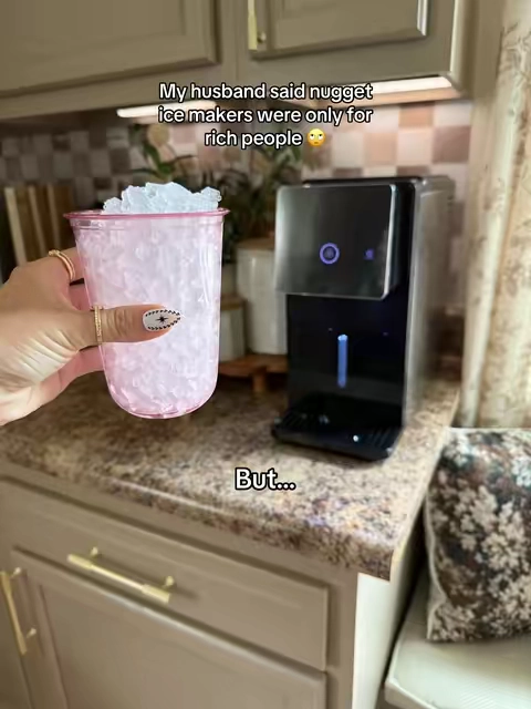 Freezer ice could nevaaa. And the fast that she’s self dispensing!? Got it just in time for summer 🥹  #cowsar #nuggeticemaker #selfdispensingicemaker #cowsarnuggeticemaker #dealsforyoudays 