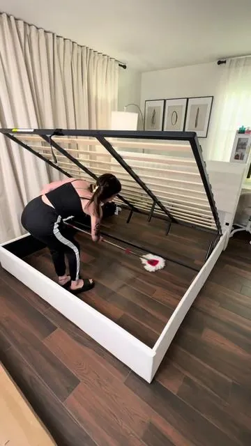 DESCUENTO🥺🥹🚨🚨🚨🚨🚨 Estructura de cama con almacenamiento elevable SHA CERLIN: cabecero bajo tapizado en terciopelo con capitoné, repisa y puertos de carga USB; mueble moderno para espacios reducidos que no requiere somier (disponible en tamaños Full, Queen y King). @SHA CERLIN #dealsforyoudays #summerwins #sumervibes #homedecor #bed 