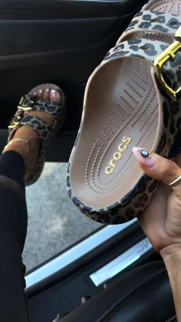 @Crocs did it again!! Saturday Metalic Buckle Platform in leopard🔥👌🏼 #crocs #crocssandals #twostrapsandals #platformsandals #dealsforyoudays 