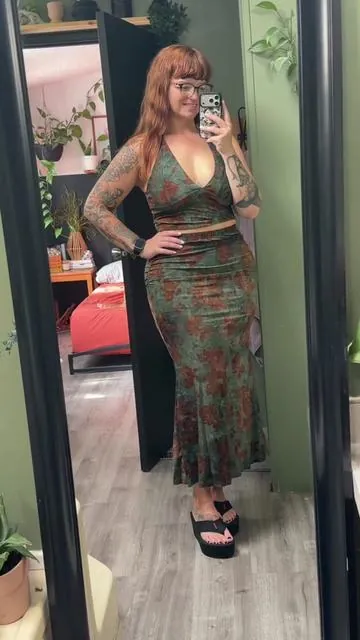 This outfit feels like it belongs in a 90s rom-com montage #midsize #90sthrowback #90sstyle #summerdresses 
