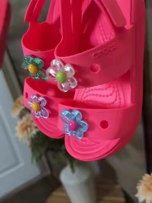 Crocs Girls brooklyn Wedges @Crocs #crocs #kidscrocs #DEALSFORYOUDAYS #tiktokshopcreatorpicks 