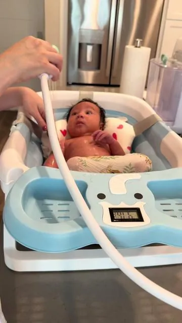 🛁✨ Ojalá alguien me hubiera recomendado esta bañera desde el primer día. Como mamá primeriza, me daba mucho miedo la hora del baño, pero esta bañera me ha ayudado a que todo sea más cómodo, práctico y seguro para mi bebé. Sin duda, una de las cosas que más he usado desde que nació. 🤍👶 #MamáPrimeriza #BañeraDeBebé #ProductosParaBebés #MomLife #TikTokShopFinds 