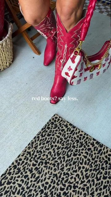 These red cowboy boots are giving country concert, Nashville weekend, rodeo night, and girls’ trip all in one & they’re COMFY! ❤️🤠 #redcowboyboots #westernstyle #nashvillestyle #cowgirlboots #dealsforyoudays @wetkissshoes 