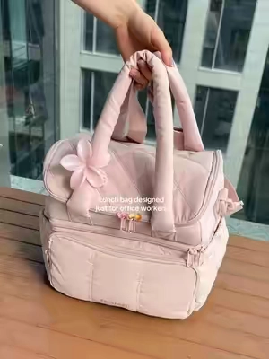 If you bring meals to work, you’ll love this functional lunch bag🎀✨#bagsmart #lunchbag #summerwins #dealforyoudays #workbag 