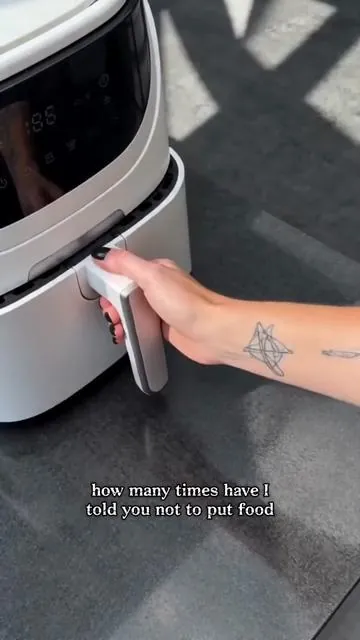 Crispy food in. Mess stays out. 😎 Air fryer game changer!#KitchenFinds #AirFryerLove #HomeHack #ViralProducts #KitchenEssentials 