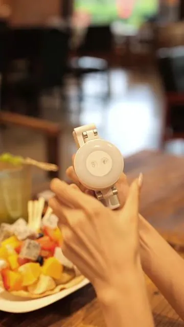 Who still needs a DSLR when you’ve got this? This little gadget is all I need when I’m out shooting. It combines a selfie stick, a Bluetooth remote, and a tripod all in one—making photos and videos way easier wherever you go. #SelfieGadget #BluetoothRemoteControl #Tripod #StandRecommendation #selfiestick 