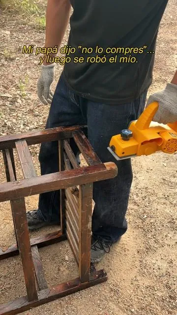 Papá dijo que no se permitían regalos, pero todos sabíamos que eso no era cierto.#fathersdaygift #DealsForYouDays #dewalt #planer #cordlessplaner 