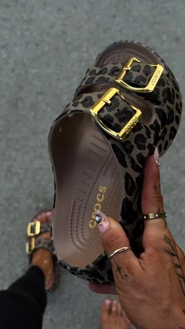 @Crocs Leopard Saturday Platform Sandals are finally here✨👌🏼🔥 #crocs #crocssandals #platformsandals #leopardprint #dealsforyoudays 