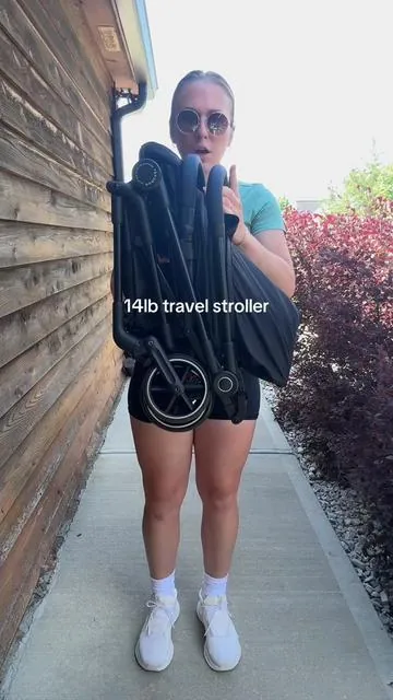 One-handed close ✔️ one-handed open ✔️ fits in overhead bin ✔️ perfect travel stroller 🫶🏼 #compactstroller #travelstroller #toddlermom #travelingwithkids  #dealsforyoudays 