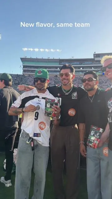 BEST TEAM EVER 🇲🇽✨ Proud to be the Official Hydration Partner of the Mexican National Team and even prouder to bring you our new Pepino Sandía flavor! 🥒🍉 Built for the team. Now made for you. 😏 #CheersToHealth 