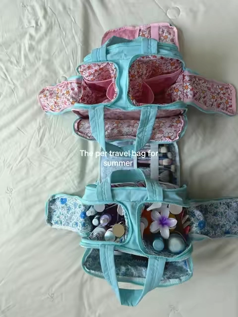 The blue floral reminds me summer is here!! 💙✨🌊⛱️ #summerwins #travelbag #makeupbag #toiletrybag #everydaybag 