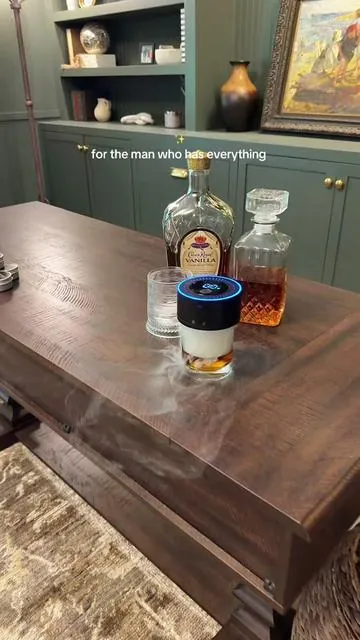 making high end steakhouse drinks right from home✨🥃 and it’s so easy to use! This electric whiskey smoker set comes with 6 flavored wood chips, a rechargeable smoker and everything you need to make your smoked cocktails! Makes an amazing gift for any bourbon/whiskey lover! #whiskey #cocktails #homebar #giftsforhim #dealsforyoudays Father’s Day gift, Christmas gift idea, old fashioned, craft cocktails, smoked cocktails 