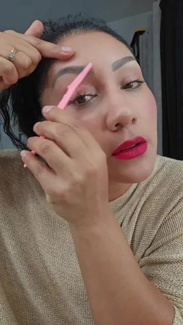 Si no tienes cejas no te preocupes aqui te tengo la solucion con este lapiz para cejas dibuja unos pequeños pelitos simulando tu cejas , este lapiz es en el tono 03 y lo encuentras en mi escaparate es de la marca @Vevivia Beauty  #cejasperfectas #maquillajedecejas #makeup #lapizparacejas #cejas 