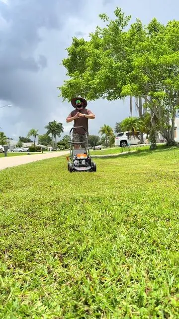 Potencia y rendimiento para dejar tu jardín impecable #EfurdenLawnMower #GasLawnMower #LawnCare #YardWork #OutdoorPowerEquipment 