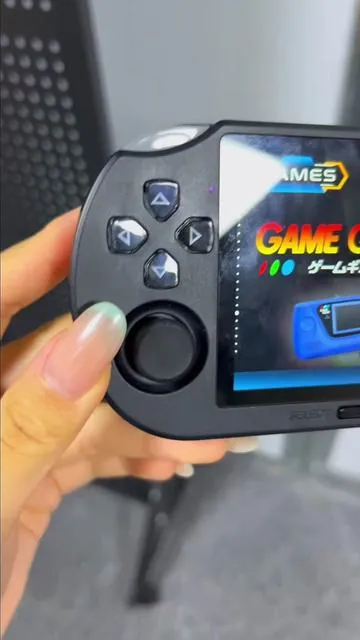 ¿Quieres volver a esa época en la que no había Wi-Fi, solo diversión y juegos? 🎮✨ Esta consola SF3000 tiene más de 3,000 juegos clásicos de los 90’s. ¡Desde Mario hasta Pokémon, King of Fighters y F1 Racing, todos los favoritos de la infancia están aquí! #qamesconsole #SummerVibes #90skids #TikTokShopDealsforYouDays #fathersdaygift 