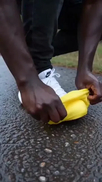 Waterproof shoe covers, keep your shoes dry on rainy days ☔#RainGear #DailyEssentials #LifeHacks#tiktokshop #shoppinghaul 
