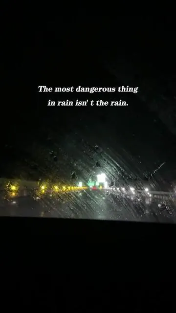 The oil film on the glass can easily lead to dangerous driving during heavy rainstorms and at night #dangerous #CarClean #Windshield #oilfilmcleaner #tiktok    