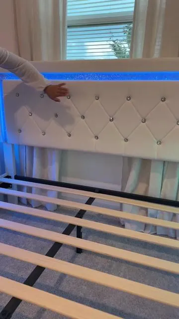 Una cama que luce demasiado bella y si es bastante resistente, reforzada con metal y madera  Y esas luces alrededor le dan un toque tan bonito , perfecta para las habitaciones de las niñas  #floatingbed #bedframe #homedecor #SummerWins #DealsForYouDays 