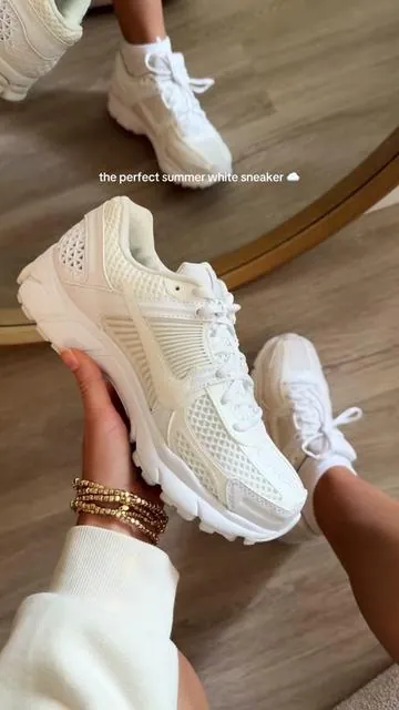 SO comfy #dealsforyoudays #nikeshoes #whiteshoes 