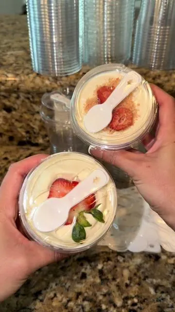 Transparent Plastic Lidded Packaging Boxes with Spoons, ideal for individual desserts 💖 #dessertcups #cheescake #tresleches #postres #postresparavender 