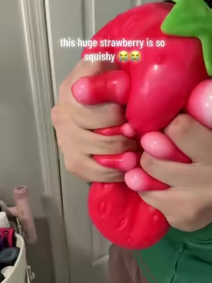 GIANT 🍓😳 #squishy #squishyasmr #squishytoy #giantsquishy #strawberrysquishy 