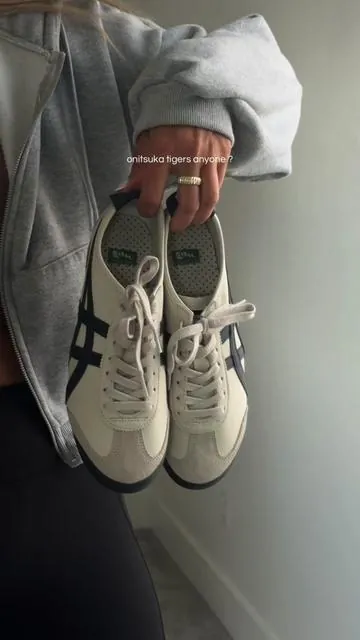 This colorway 🫶🏼🤌🏼🥹 make sure to convert your sizes to women girls #onitsukatiger #onitsukatigermexico66 #onitsukas #sneakers 