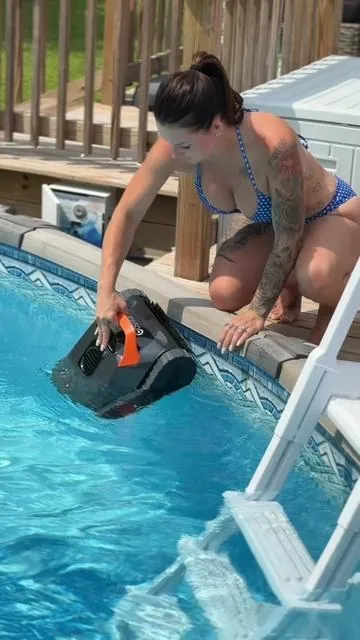 This freakin vacuum for your pool is a GAME CHANGER! I can also clean a shallow pools as well 😍🙌🏼 ##dealsforyoudays##superbrandday##poolvacuum##cordlesspoolvacuum##poolcleaning