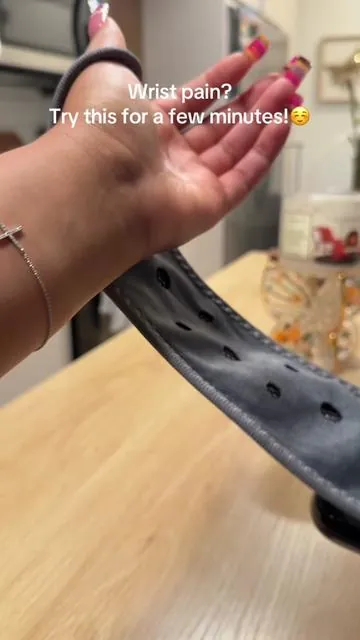 Wrist pain? Try this for a few minutes ! 🤗