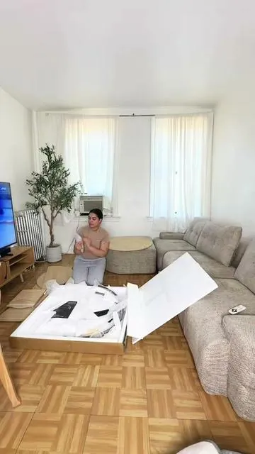 🏡✨ Parte 3 de mi miniserie: Remodelando mi sala con bajo presupuesto| las cortinas✨ Empecé quitando las viejas y terminamos con un pequeño “desastre” 😅 una quedó más larga que la otra, pero aquí seguimos transformando la sala poco a poco. Más adelante las voy a cambiar por riel para que se vean como realmente las quiero ✨ 