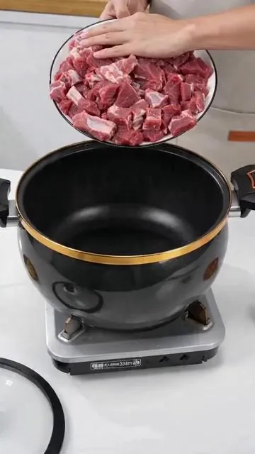POV: You dump meat + veggies in this pot & it’s *chef’s kiss* 🍳🔥 Non-stick, twist lock, and it cooks in 10 mins? YES. #CookingHacks #KitchenEssentials #TikTokMadeMeBuyIt #FathersDayGift #SummerWins #DealsForYouDays
