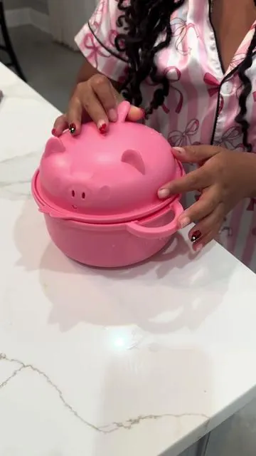 Making ramen just got a whole lot cuter! 🍜🐷💗 This piglet microwave ramen bowl is perfect for quick meals, dorm life, work lunches, or those late-night noodle cravings. Cute, convenient, and microwave-friendly? Say less! ✨ #RamenBowl #KitchenFinds #CuteKitchen #PigletBowl #RamenLover   