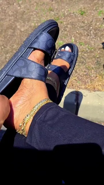 True to size 💙  #shoes #summersandals #summervibes #sandals #widefeet 