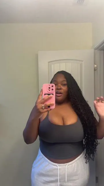 Ahhh I love these tank tops #builtinbra #tanktops 