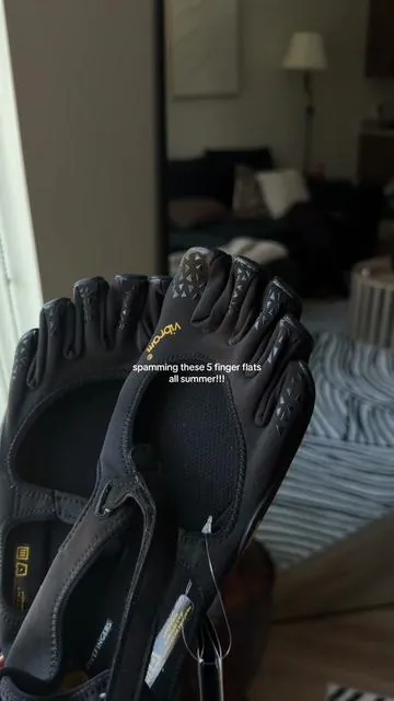 ABSOLUTELY YES!!! #vibramfivefingers #balletflats #barefootshoes #vibram 