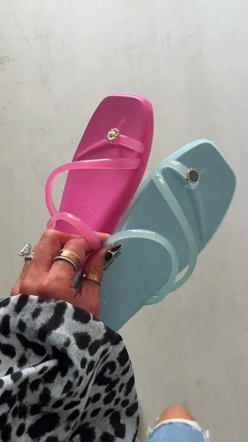 @Crocs viral Jelly Miami Toe Loop Sandals restocked 🪼  #crocs  #crocssandals #crocsmiamisandals   #CrocsSuperBrandDay  #dealsforyoudays 