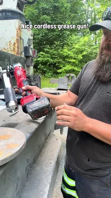 Works good! Uses Milwaukee batteries! #mechanic #tiktokshop #grease #heavyequipment 